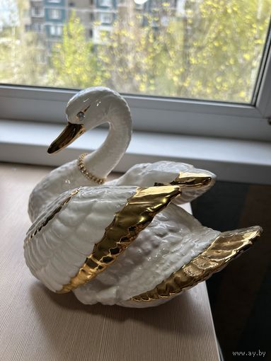 Статуэтка "Лебедь", цвет: слоновая кость с золотой отделкой, декорирована стразами Swarovski. Материал: фарфор. Страна: Италия. Все изделия Ahura декорированы 24-х каратным золотом, платиной и кристал