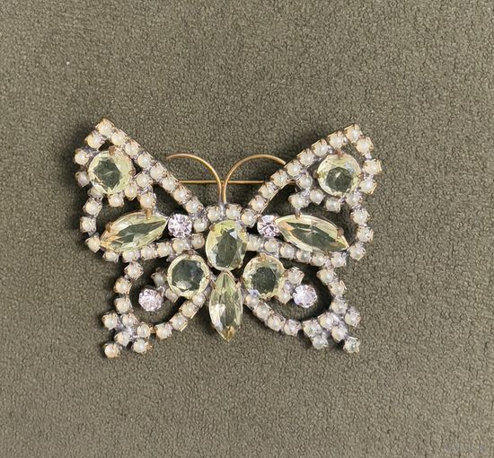 Брошка - бабочка из уранового стекла . Производство Чехия