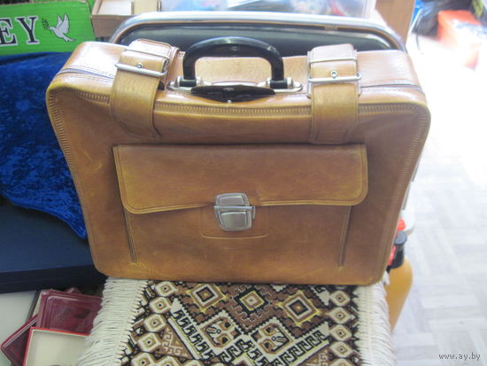 Чемодан.