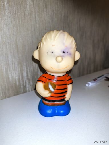 Винтажная резиновая игрушка. Лайнус ван Пельт с мячом, из комиксов Peanuts