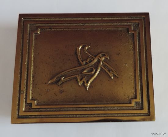 Бронзовая шкатулка "Голуби" 60-70-е годы. Размер 8-8.7 см. Высота 3 см.