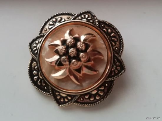 Винтажный зажим для платка. Эдельвейс на перламутровой пластине. 3,5 см. ФРГ.