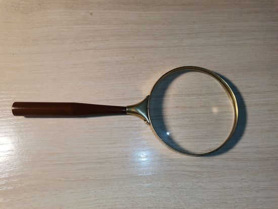 Винтажное увеличительное стекло в  металлической оправе.
