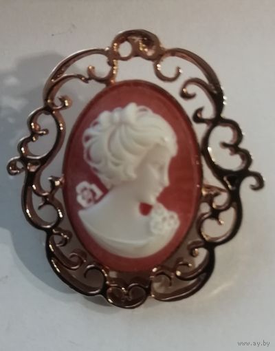 Миниатюрная винтажная брошь Камея. 3,5х3,8 см. Англия. Целлулоид. Металл золотого тона.