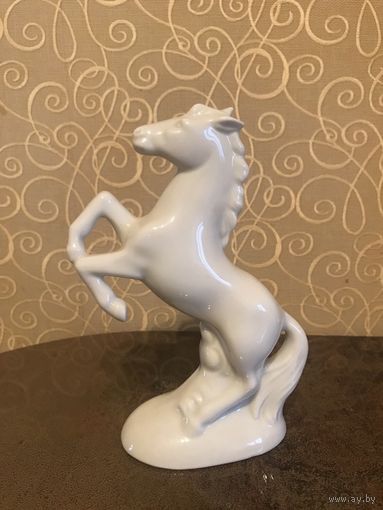 Статуэтка Конь фарфор белый