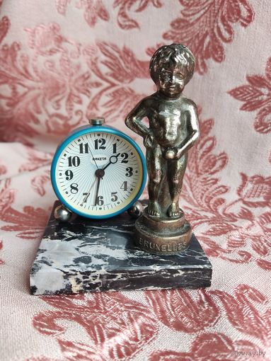 Часы настольные (кабинетные), будильник, механические. Писючий мальчик!