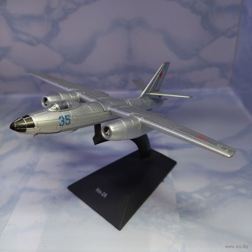 Модель самолёта Ил-28 (металл)