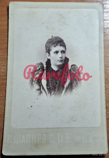 1890-е Кабинет портрет СПБ Девушка архив Славяновых студийное фото личный фотограф великой княгини Марии Павловны и великого князя Владимира Александровича (3-го сына Александра II) К. А. Шапиро