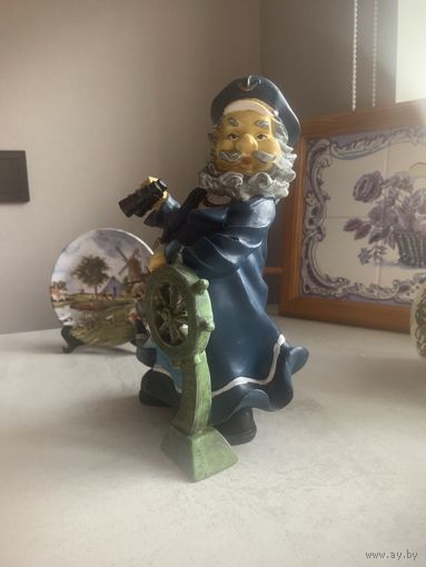 Большая роскошная статуэтка моряка (СССР, года точно не скажу, не знаю). Размеры - 25 см. на 15 см.