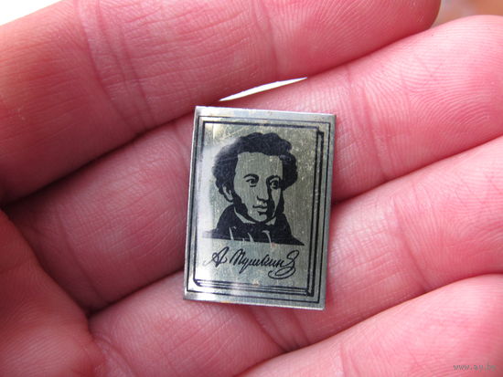Значок с изображением русского  поэта Александра Сергеевича Пушкина.