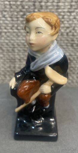 Фарфоровая статуэтка Royal Dolton Крошка Тим. Персонаж из романа Чарльза Диккенса "Рождественская песнь в прозе". Англия. Высота 10 см.