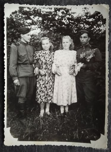 Фото солдат с девушками. 1950-е. 8.5х11см.