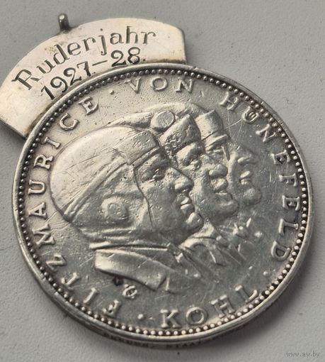 Первому успешному беспосадочному перелету через Атлантику с востока на запад.