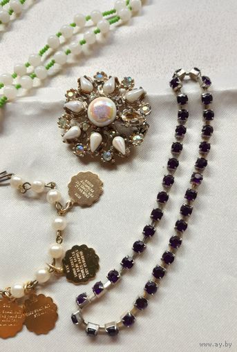 Лот бижутерии: браслеты, бусы, брошь.