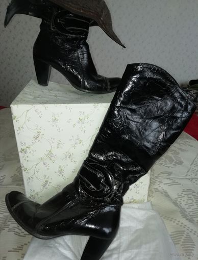 Красивые сапоги из натуральной блестящей кожи, на натуральном шерстяном меху во всю динну, на удобном устойчивом каблуке, фабричные Kaniowski Польша. Размер 39,очень удобные, мягкие, теплые.