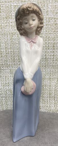 Фарфоровая статуэтка Скромная девушка Lladro Nao 1990 год Испания.  высота 24 см