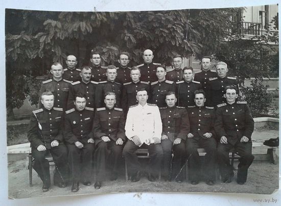 Фото офицеров артиллерийской воинской части (командир - полковник Падалко Ф.П.) 1940-е. Группа советских оккупационных войск в Германии. На обороте список. 14х20 см..