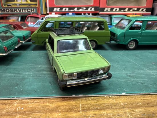 ВАЗ-2105 с багажником в редком фисташковом цвете. Вечер четверга в зеленых, и не только, тонах. Ставим будильник на 22-00 и пополняем свои саратовские собрания!