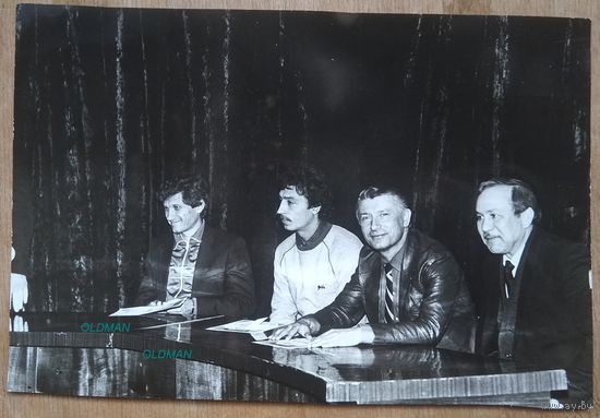 С.Алейников, С.Боровский, Л. Гарай на пресс-конференции перед матчем Нефтчи- Динамо Минск. Фото 1984 г. 12х17.5 см.