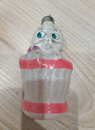 Елочные игрушки, стекло, кот в корзине