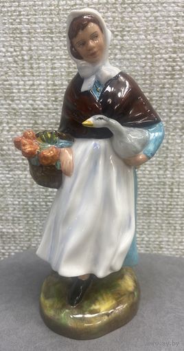 Винтажная статуэтка "Деревенская девушка". Фарфор. Royal Doulton, Англия, 1991 год. Высота 20 см