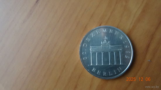 20 марок Бранденбурские ворота 1990 г ГДР серебро 0.999