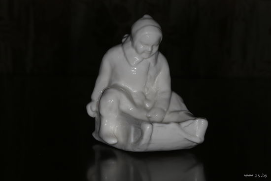 Фарфоровая статуэтка "Мальчик на санках" Артель Керамик