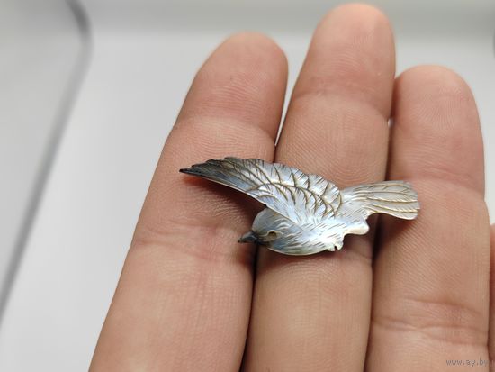 Красивая накладка из перламутра. Птичка.