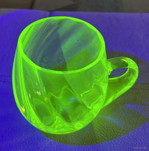 Кружка из уранового стекла . Производство Чехия