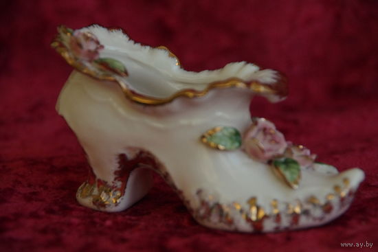 Статуэтка фарфоровая " Туфелька " ( Филиппины ) высота 6 см , длинна  10,5 см
