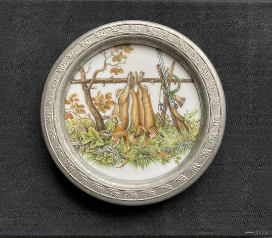 ОХОТА. Коллекционная оловянная тарелка-подставка с фарфоровой вставкой Bavaria Johann Seltmann / Диаметр: 10 см