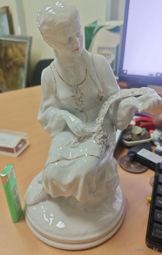 Девушка с венком. Большая фигура. Минский Фарфоровый завод