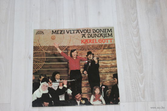 Виниловая пластинка, Mezi Vltavou, donem a dunajem "Karel Gott".