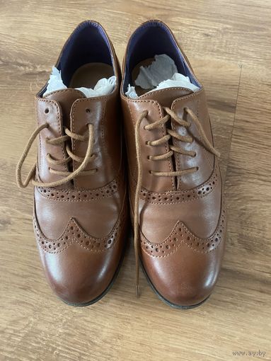 Классические женские броги Clarks