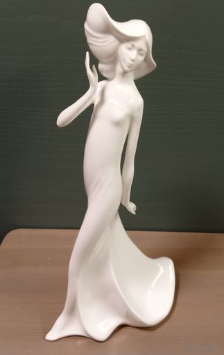 Статуэтка фарфоровая "Беззаботная", коллекция Images, Royal Doulton, Англия