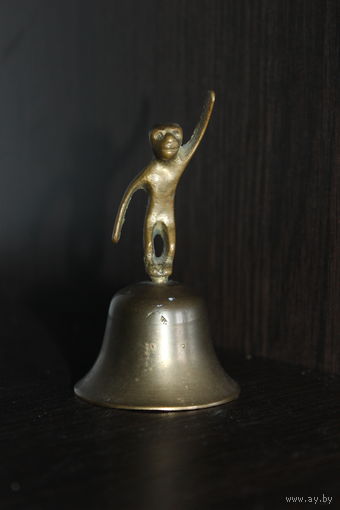 Колокольчик латунный с ручкой в виде обезьянки.