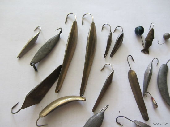 Удочки и блесны для зимней рыбалки.