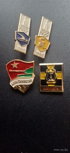 4 значка одним лотом