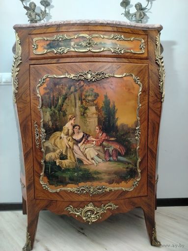 Большой комод с художественной росписью.
