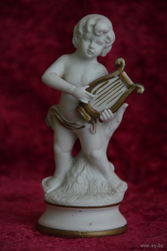 Статуэтка фарфоровая 15 см ( целая )
