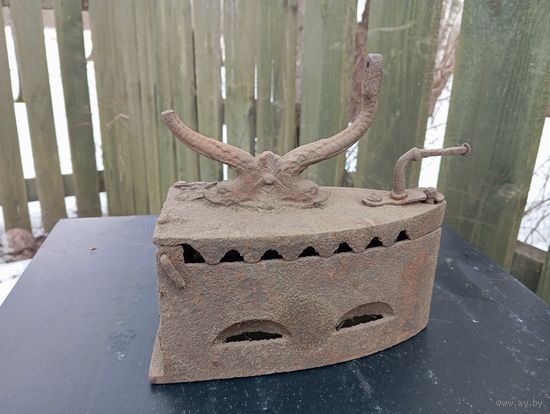 Старинный угольный утюг