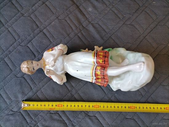 Фарфоровая статуэтка гадание на ромашке