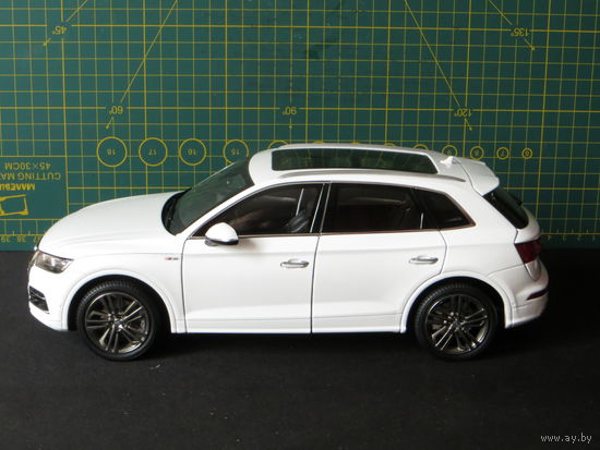 Модель Audi Q5L (1:18)