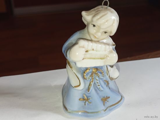 Фарфоровая статуэтка - колокольчик  Девочка с гармошкой . С рубля !