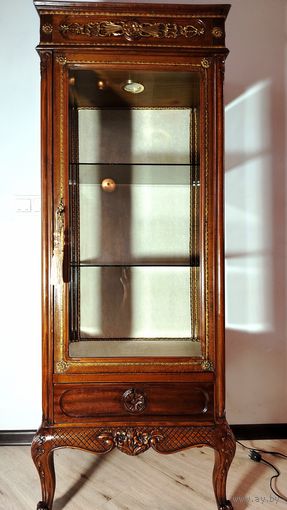 Старинная витрина.