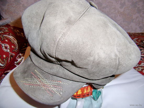 Шапка зимняя с козырьком (внутри искусств.мех) и вышивкой, новая