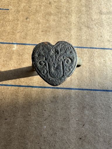 Кольцо старинное с печаткой в форме сердца. С гербом.