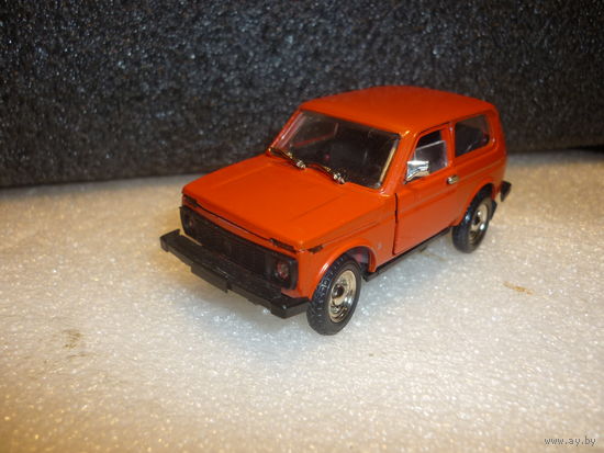 Модель авто ВАЗ LADA 2121 NIVA. 1:43. Поворотная передняя ось