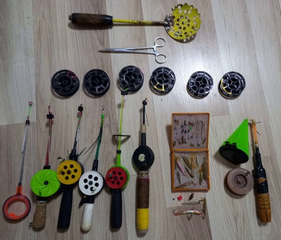 Зимние рыболовные снасти и принадлежности для рыбалки