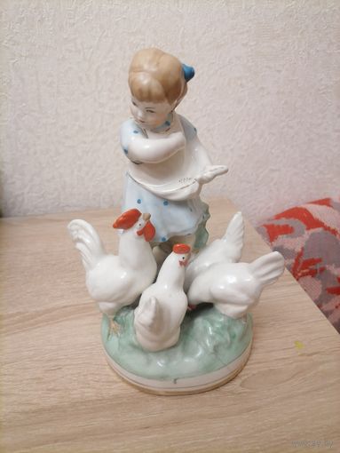 Статуэтка ссср, девочка кормит кур, Минск, с дефектами,
